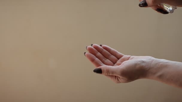 Γυναίκα Ψεκάζει Αντιβακτηριδιακό Απολυμαντικό Στα Χέρια Της — Αρχείο Βίντεο