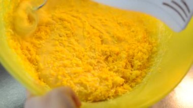 Tabaktaki elektrikli mikser hamuru kamçılıyor.