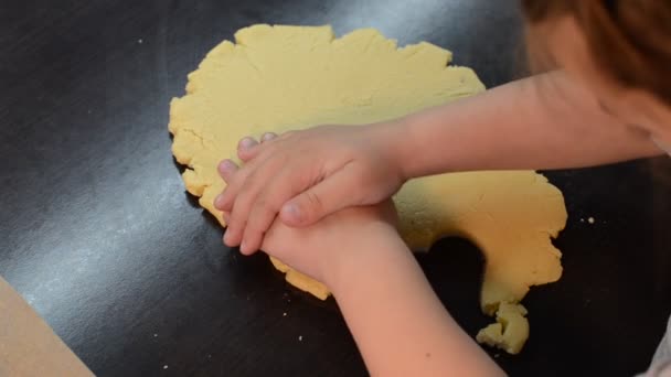 Ragazza Bambino Preparare Biscotti Con Figurine — Video Stock