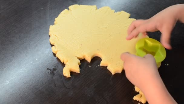 Ragazza Bambino Preparare Biscotti Con Figurine — Video Stock