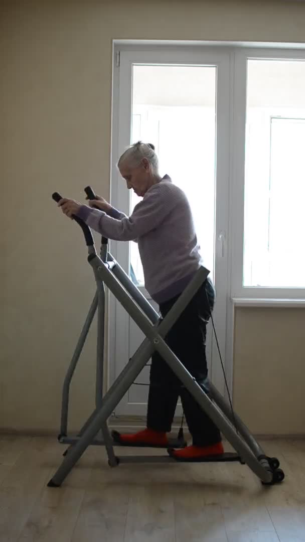 Vertikaler Schuss Ältere Frau Trainiert Hause Trainingsgerät — Stockvideo