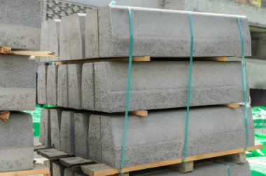 Ahşap paletler üzerindeki beton kaldırımlar sokak tamiri sırasında sokakta duruyor.