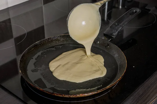 Pancake Digoreng Dalam Panci Pada Kompor Induksi — Stok Foto