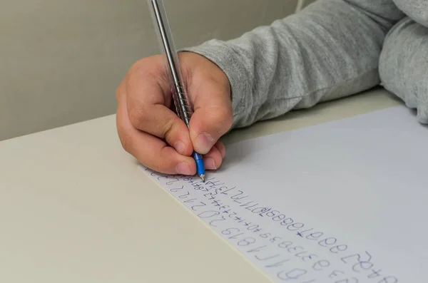 Kleine Mädchen Lernen Mit Ziffernstift Auf Einem Blatt Papier Schreiben — Stockfoto