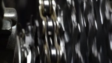 Bisiklet zinciri bisiklet kasetiyle çalışıyor.