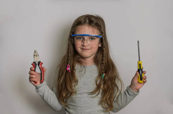 Niña Encantadora Gafas Seguridad Con Destornillador Alicates Herramientas Sobre Fondo — Foto de Stock