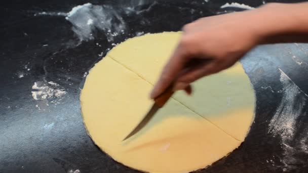 Der Koch Schneidet Den Rohen Teig Mit Einem Messer Acht — Stockvideo