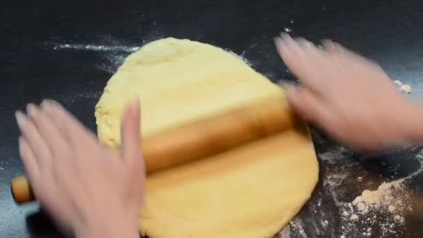 Mujer Cocina Rollos Masa Con Una Silla Ruedas — Vídeos de Stock