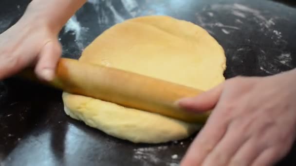Donna Cucinare Rotoli Pasta Con Una Sedia Rotelle — Video Stock