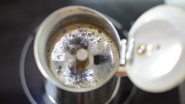 咖啡在间歇泉咖啡壶里沸腾 — 图库视频影像