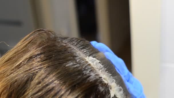 Usta Kuaför Saçını Kendisi Boyuyor — Stok video