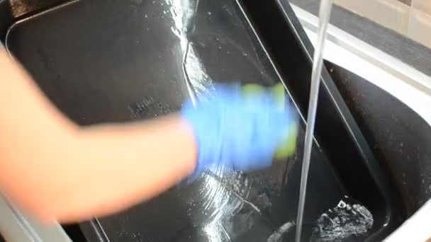 家政婦は食器洗浄液でベーキング皿を洗う — ストック動画