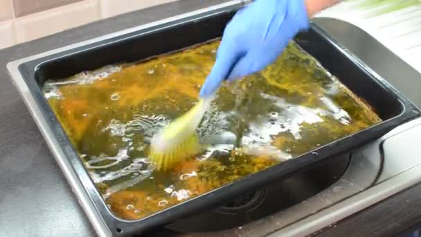 Οικιακή Βοηθός Πλένει Ένα Ταψί Υγρό Πλύσης Πιάτων — Αρχείο Βίντεο