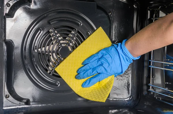 Criada Con Guantes Protección Lava Horno Eléctrico Con Trapo Amarillo — Foto de Stock