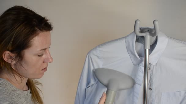 Camisa Planchar Mujer Con Plancha Vapor — Vídeo de stock