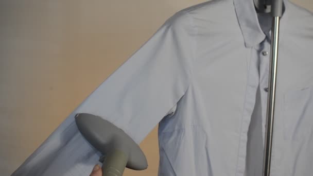 女人用蒸汽熨烫衬衫 锁扣艺术 — 图库视频影像