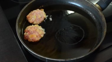 Pirzolalar indüksiyon sobasında tavada kızartılır.