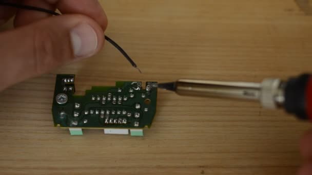 Een Soldeerbout Soldeerbout Mica Soldeerbout Microcircuit — Stockvideo