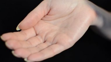 Hasta doktor tarafından reçete edilen hapları alıyor.