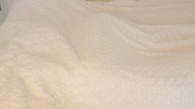 Anne ve kızın yatakta eğlence ve mutluluğu, mutlu bir aile.