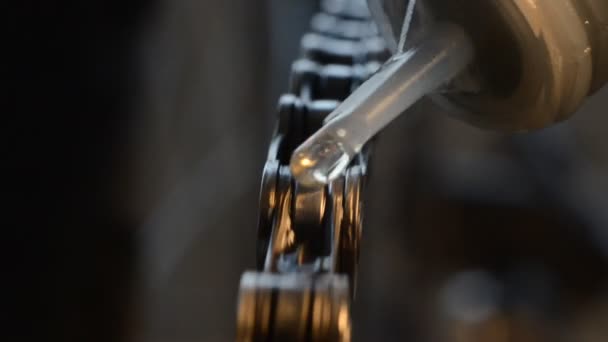主人给旋转的自行车链条抹了油 — 图库视频影像