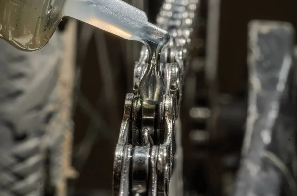 Master Lubricates Bicycle Chain Bicycle — Stock Photo, Image