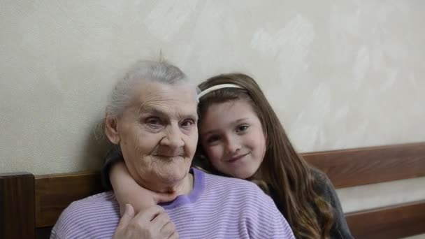 Pequeña Niña Encantadora Nieta Abrazos Con Una Abuela Anciana — Vídeo de stock