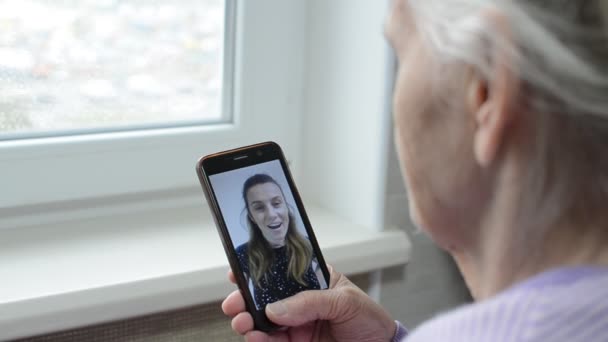 Une Femme Âgée Parle Par Vidéo Sur Smartphone Avec Jeune — Video