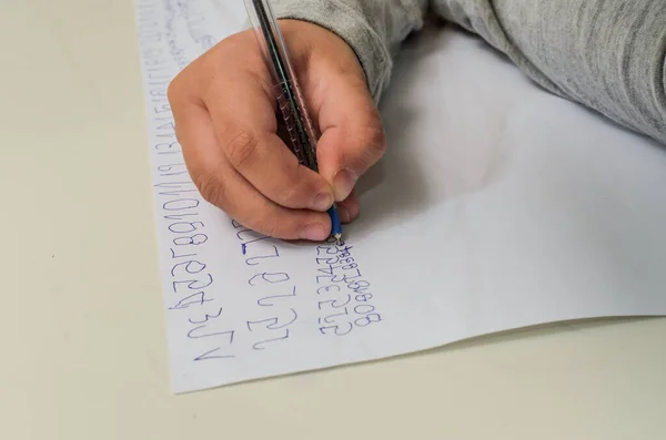 Niña Aprender Escribir Con Números Pluma Pedazo Papel Lockdownart — Foto de Stock