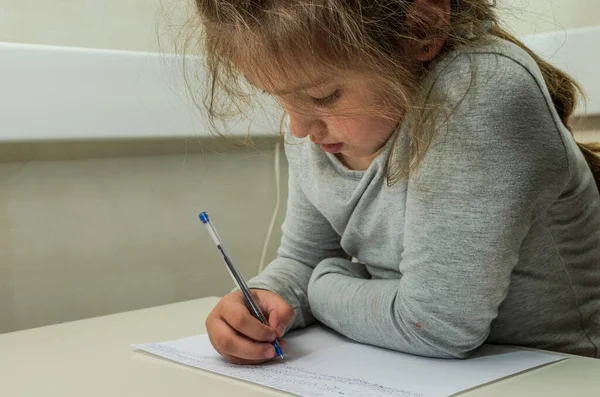 Niña Aprender Escribir Con Números Pluma Pedazo Papel Lockdownart — Foto de Stock