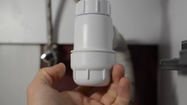 Plombier Nettoie Siphon Pour Égoutter Sous Lavabo — Video