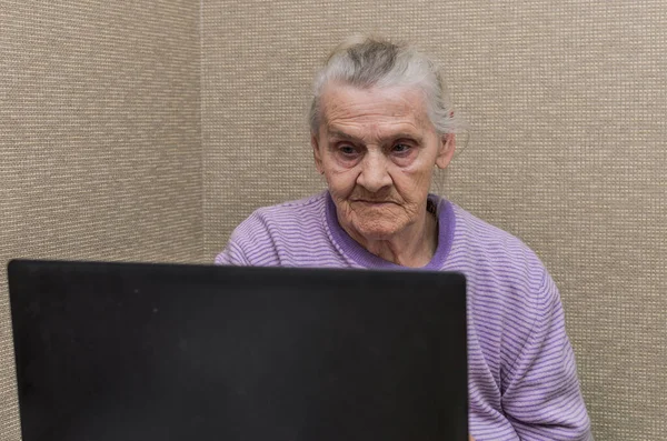 Starsza Kobieta Komunikuje Się Laptopie Poprzez Wideo Połączenie Lockdownart — Zdjęcie stockowe
