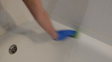 Hizmetçi banyoyu ev kimyasallarıyla temizliyor.