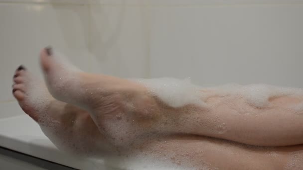 Feet Young Girl Who Bathes Bathtub Foam — Stock Video