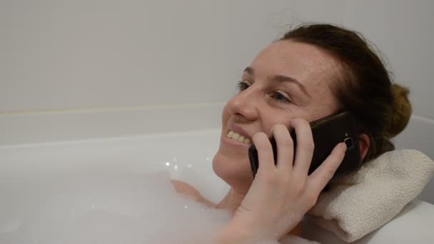 Jeune Fille Charmante Baigne Dans Bain Mousse Parle Sur Smartphone — Video