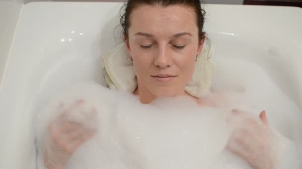 年轻迷人的姑娘在泡沫浴缸里洗澡 — 图库视频影像