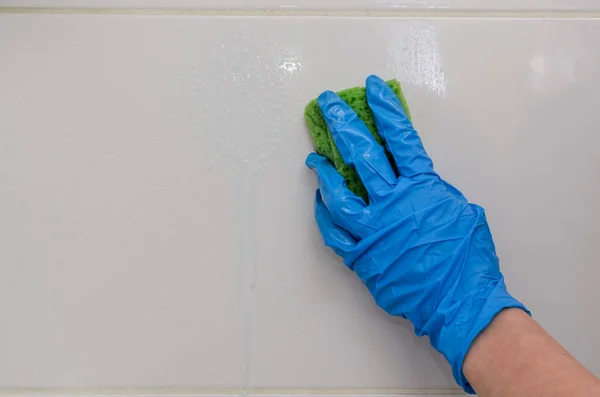 Házvezetőnő Háztartási Vegyszerekkel Takarítja Fürdőszobát — Stock Fotó