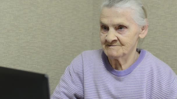 Een Oudere Vrouw Communiceert Een Laptop Videogesprekken — Stockvideo