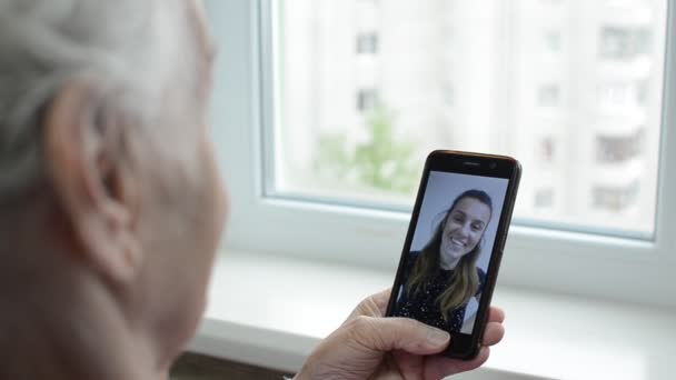 Una Donna Anziana Sta Parlando Videochiamata Uno Smartphone Con Sua — Video Stock