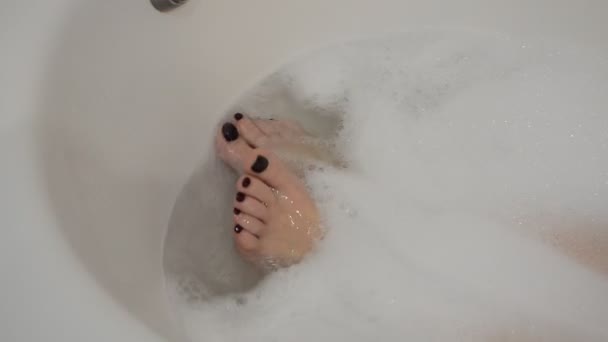 Füße Eines Jungen Mädchens Das Einer Badewanne Mit Schaum Badet — Stockvideo