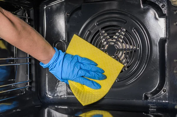 Criada Con Guantes Protección Lava Horno Eléctrico Con Trapo Amarillo — Foto de Stock