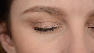 Genç ve çekici bir kızın gözleri