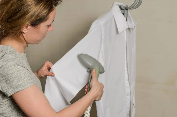 Camisa Planchar Mujer Con Plancha Vapor — Foto de Stock