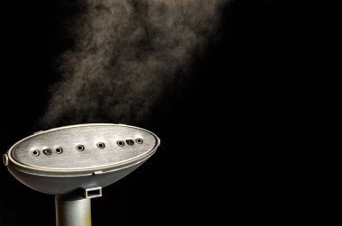 Siyah arkaplanda buhar ütüsü