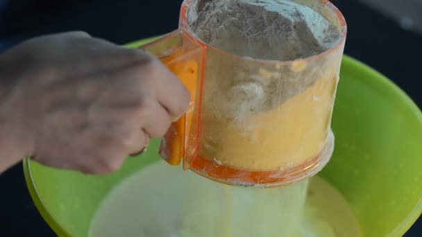 Cozinheiro Peneira Farinha Para Fazer Massa — Vídeo de Stock