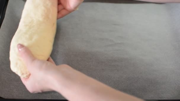 Cozinheiro Espalha Massa Crua Uma Assadeira Para Fazer Massa — Vídeo de Stock