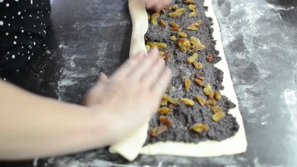 Chef Avvolge Pasta Cruda Con Semi Papavero Uva Passa Rotolo — Video Stock