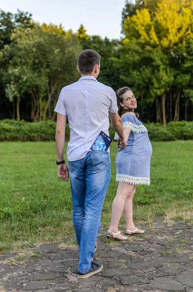 Jeune Couple Amoureux D Une Femme Enceinte Tient Dans Leurs Mains Une Image D Une Echographie Avec Un Bebe A Naitre Enfant Maternite Stock Photo