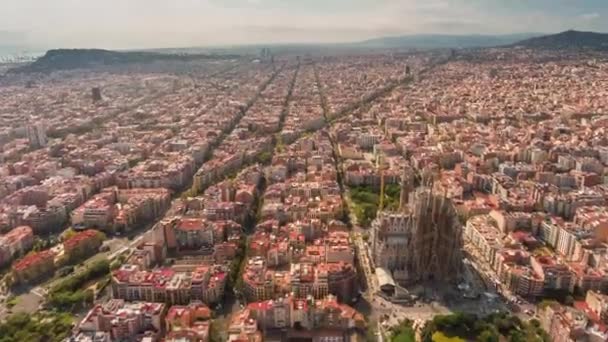 Päivä Barcelona kaupunkikuva sagrada familia antenni panoraama 4k aika raueta Espanja — kuvapankkivideo