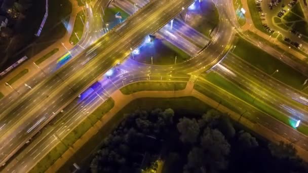 Éjszakai közúti csomópont kör forgalom légi panoráma 4 k idő megszűnni minsk Belorusszia — Stock videók